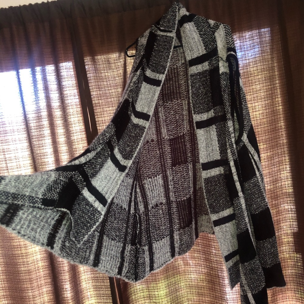 Black and white sweater vest 3x wrap cascading